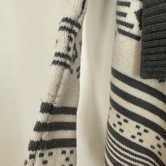 ❄️ Gray Snowflake Argyle Sweater from Express +FREE GIFT! - Picture 4 of 5